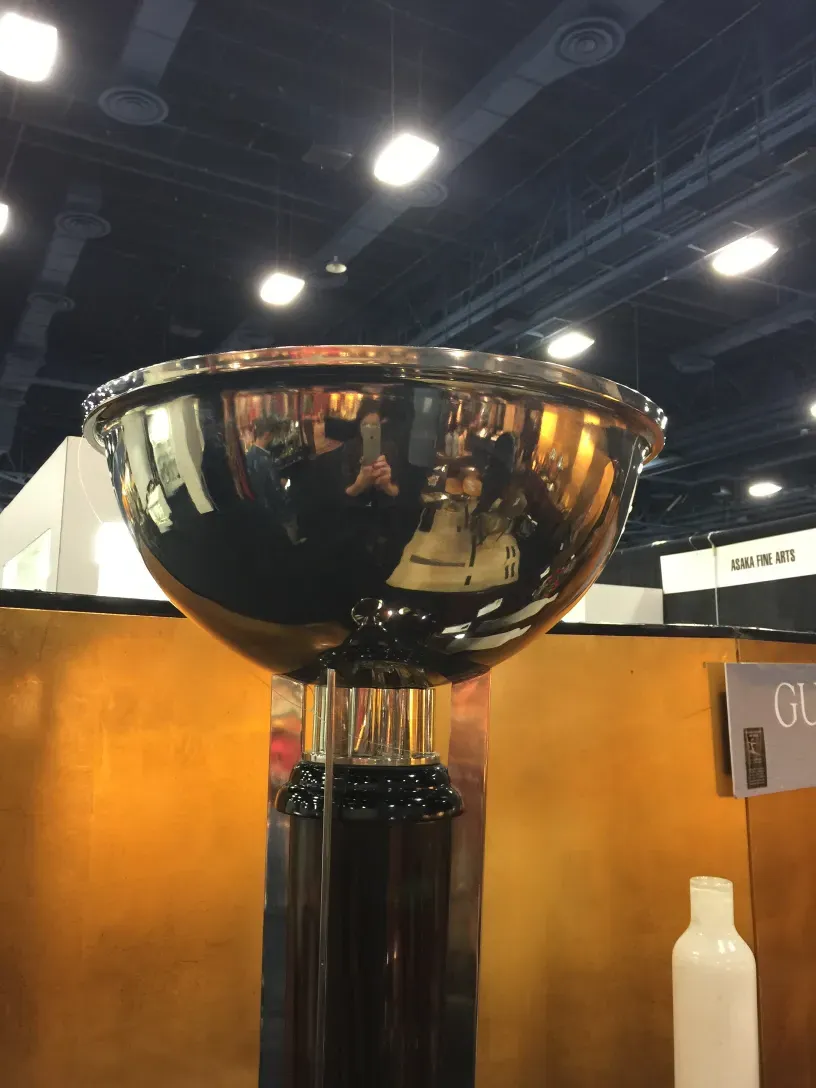 現代的な環境の中にある古い2フロアランプのビュー