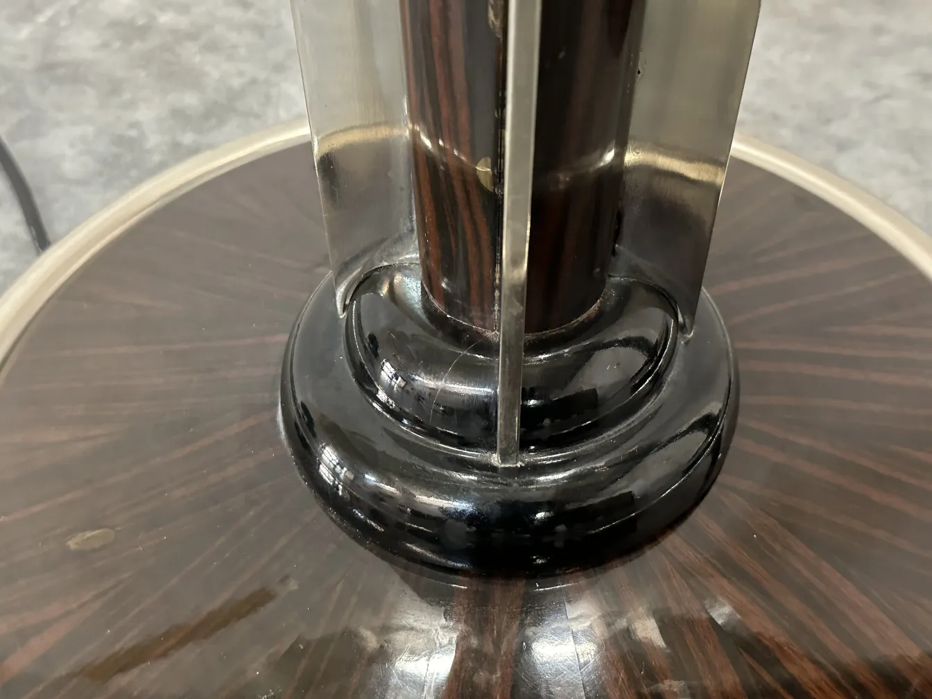 Detalhe da base de 2 luminárias de piso antigas em um ambiente moderno