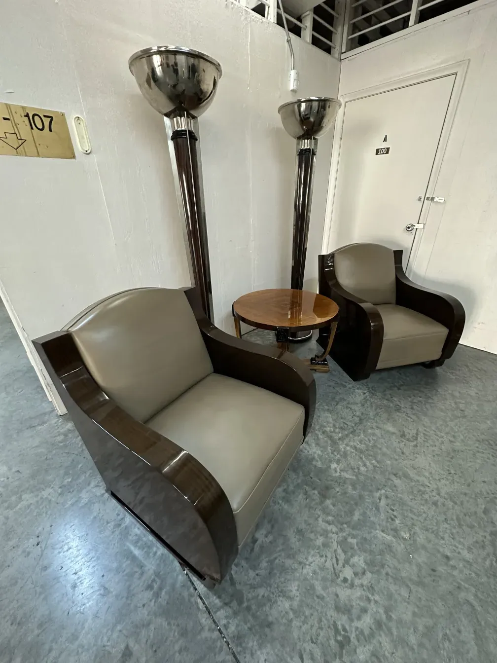 deux lampadaires anciens à côté de fauteuils