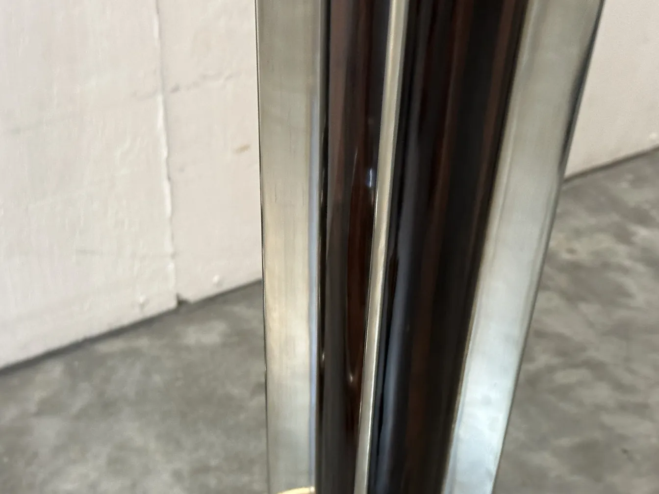 Image de deux lampadaires antiques au design élégant dans une ambiance moderne.