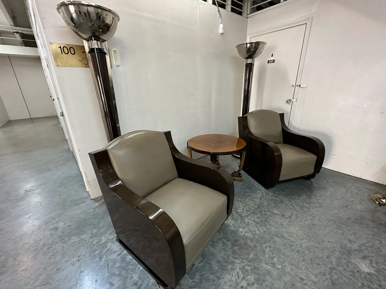 antiguas 2 lámparas de pie en ambiente con sillones y mesa