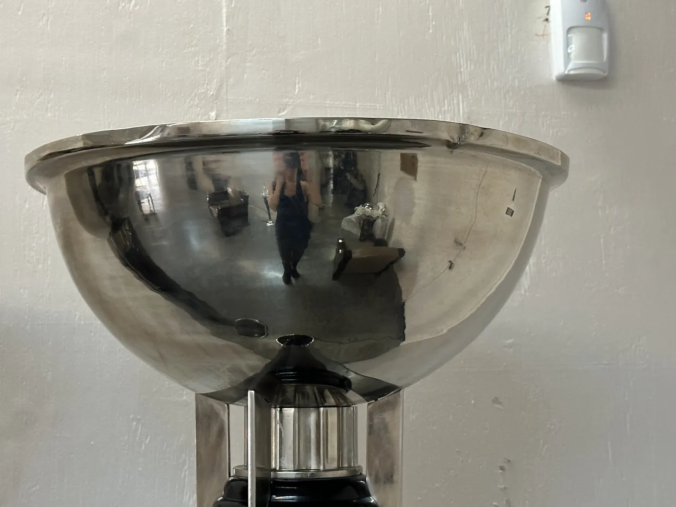 Duas lâmpadas de piso antigas em um ambiente elegante.