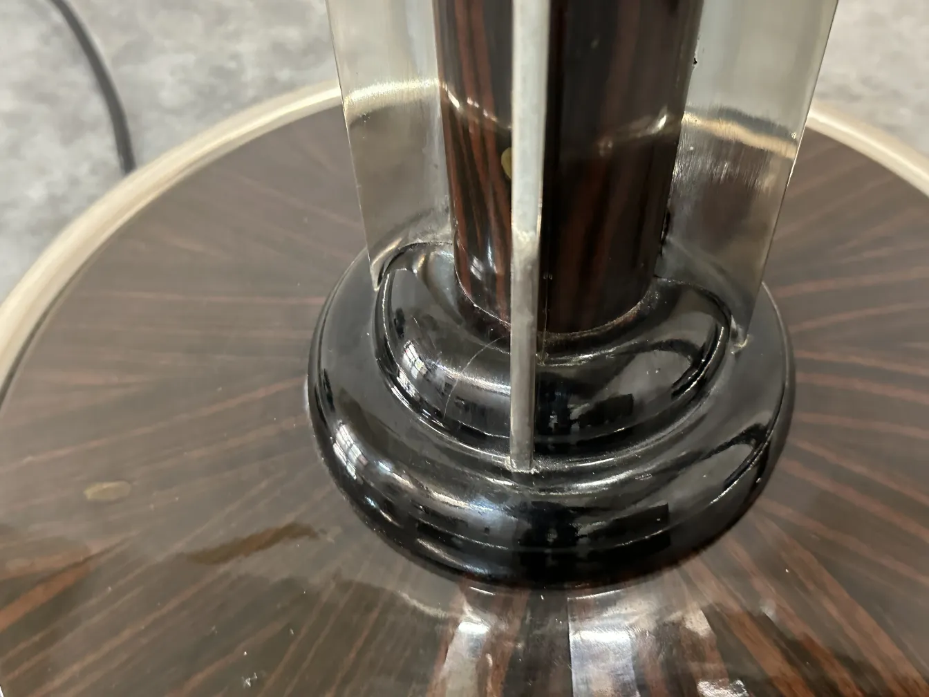 Image de 2 lampadaires antiques avec bases élégantes et détails décoratifs