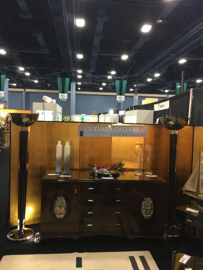 दो प्राचीन फ़्लोर लैंप एक सजावटी सेटिंग में