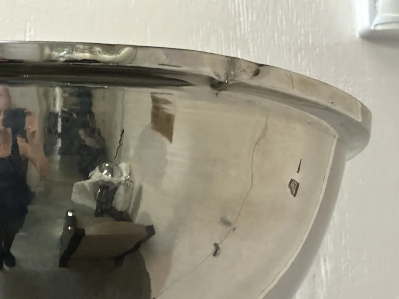 dos lámparas de pie antiguas con acabados elegantes reflejados