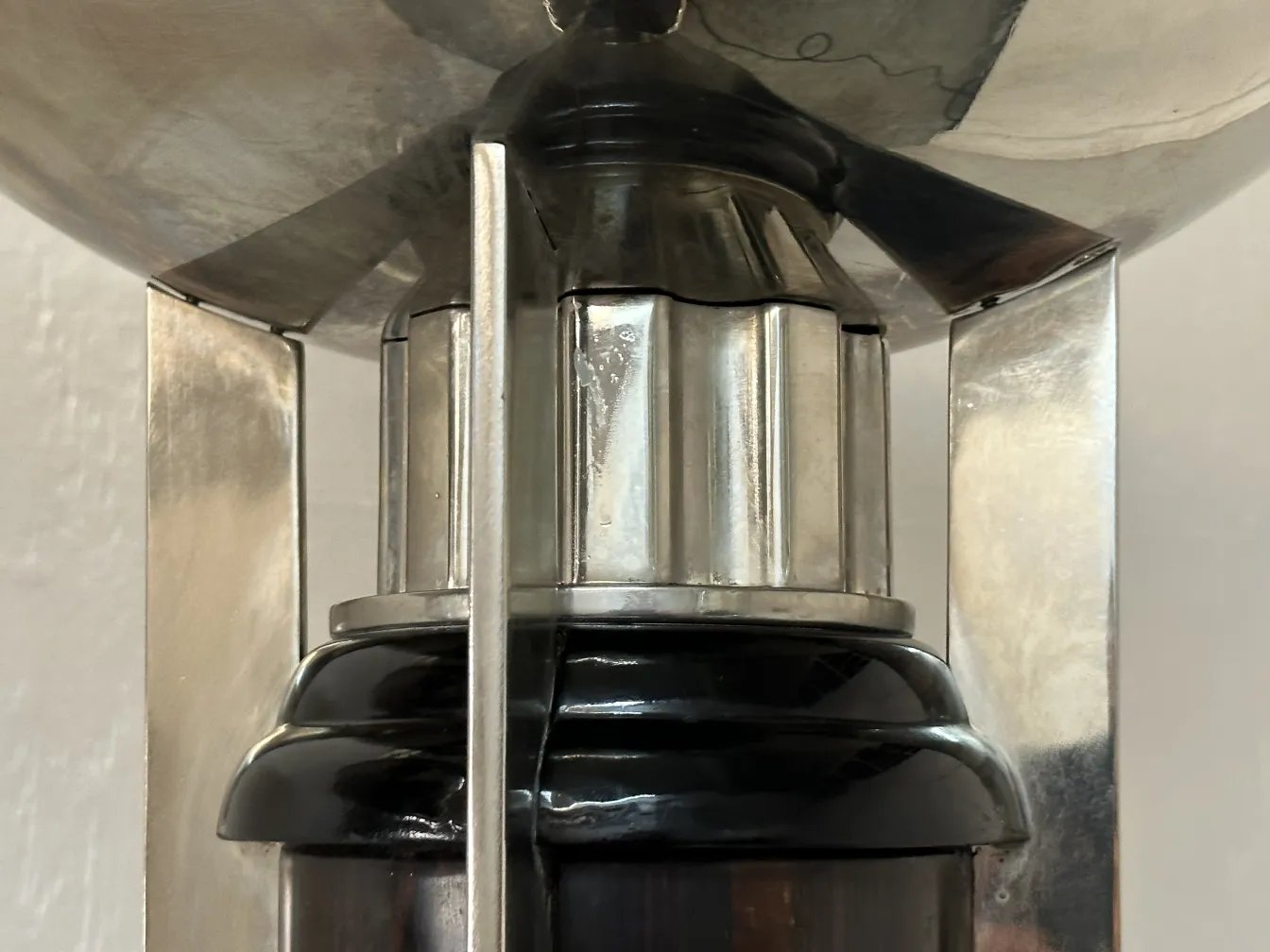 고전적인 설정에 반짝이는 마무리와 우아한 형태를 가진 고대의 두 개의 플로어 램프.