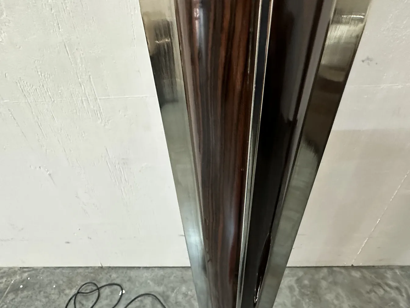 Conjunto de 2 lâmpadas de piso antigas em ambiente elegante