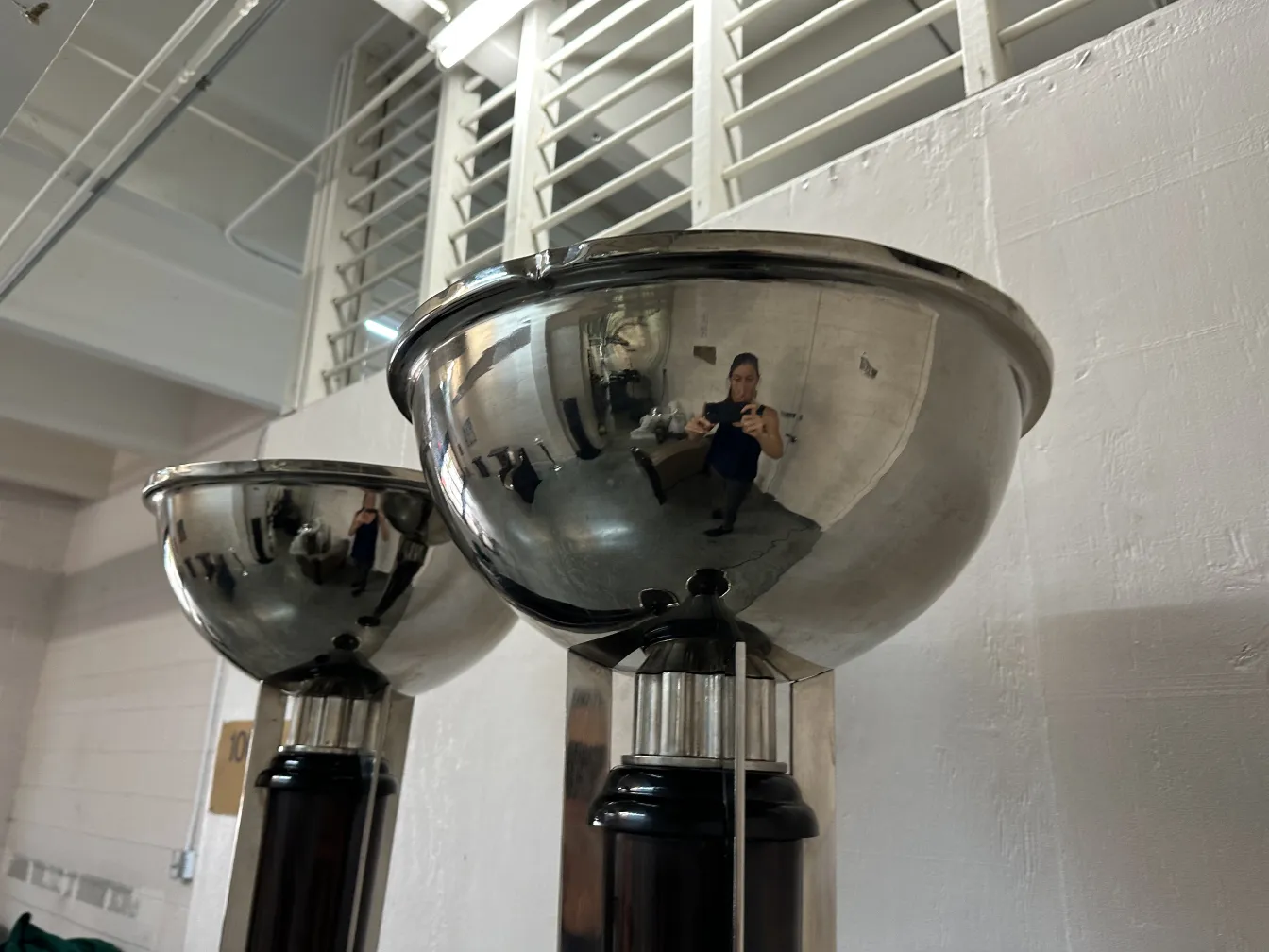 고급스러운 고전 플로어 램프가 현대적인 환경에 놓여 있습니다