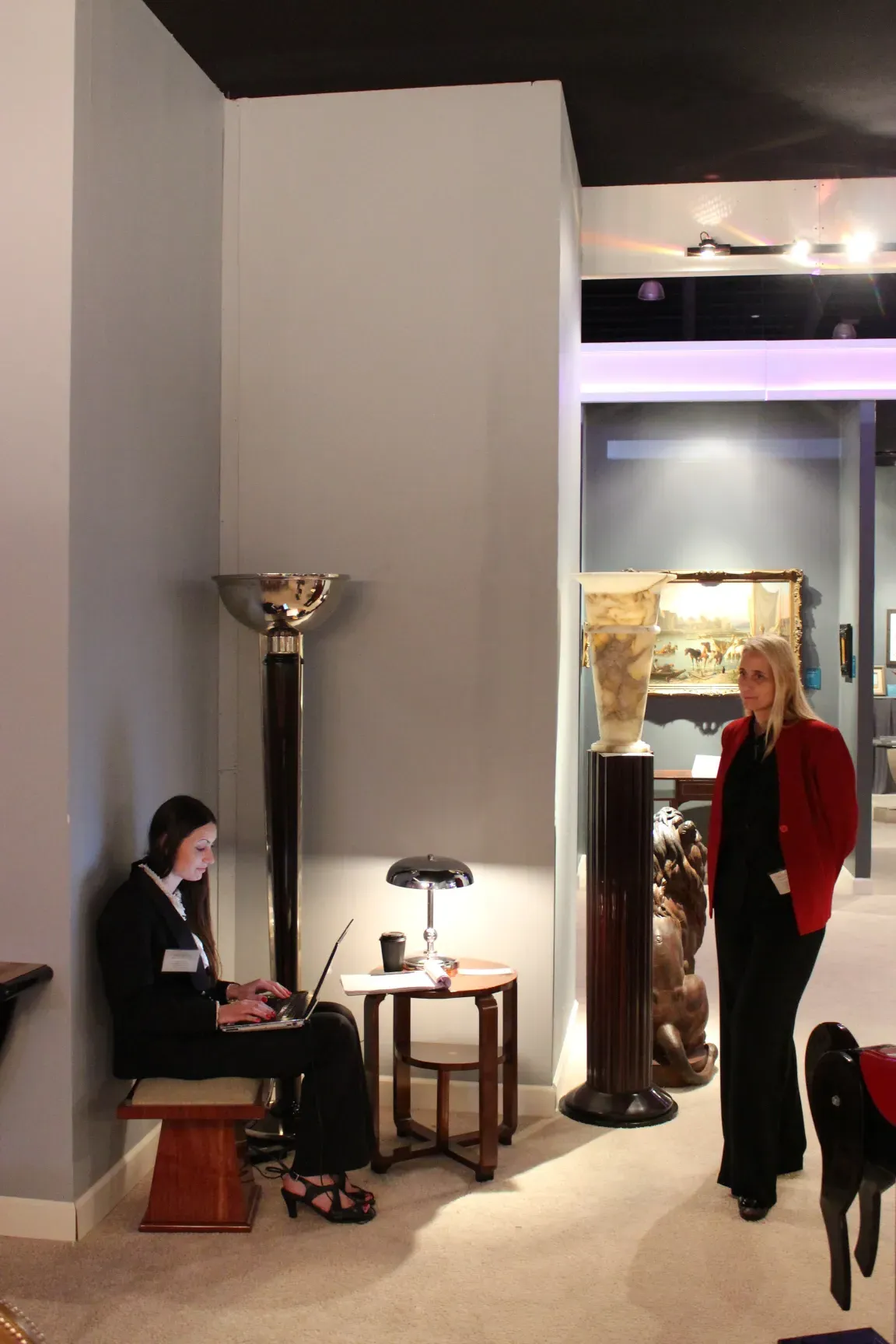 Zwei antike Stehleuchten in einer eleganten Ausstellung mit dekorativem Sockel.