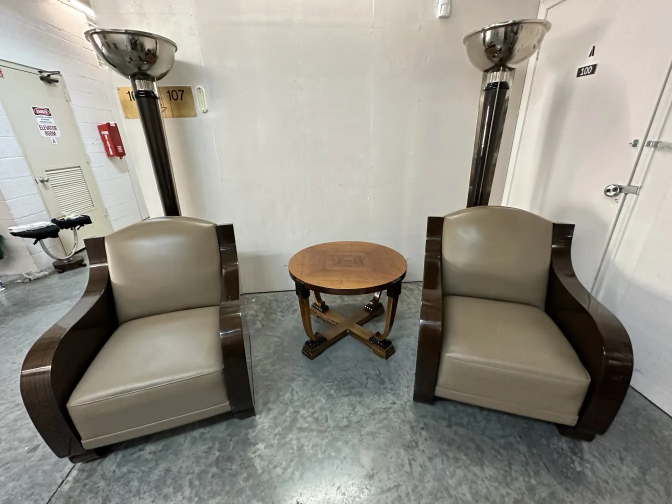 deux lampadaires anciens à côté de chaises modernes