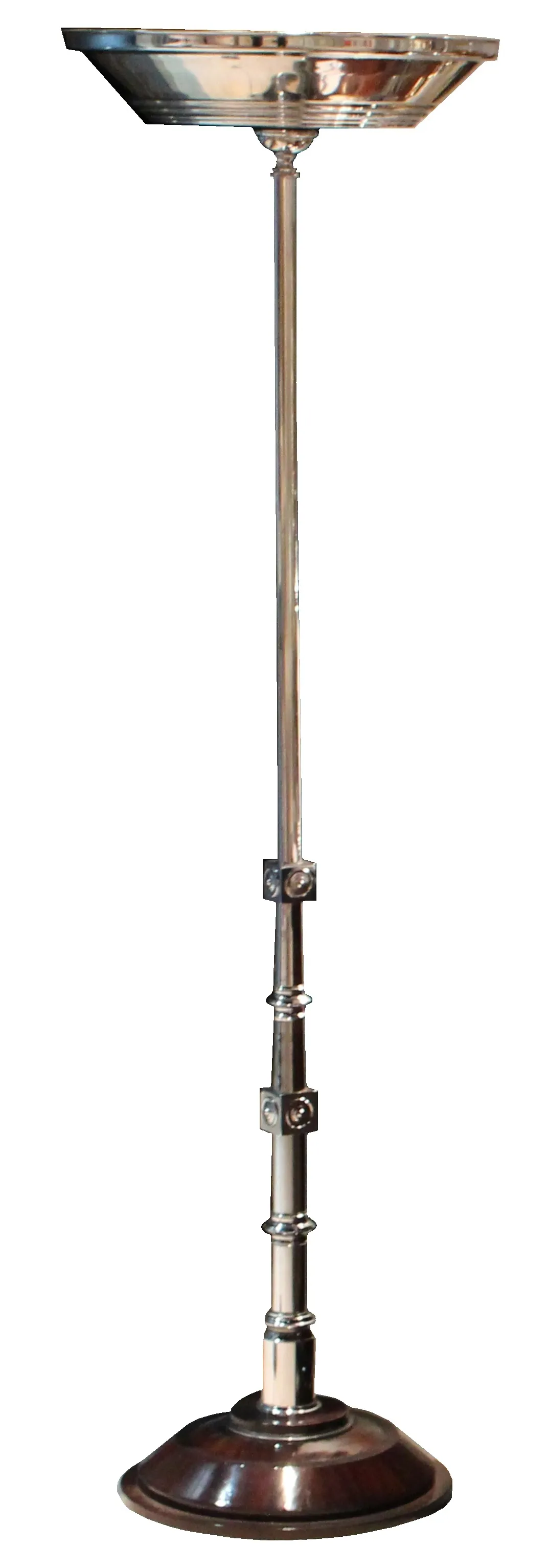 Due lampade da terra antiche con basi decorative e steli eleganti, ambiente accogliente.