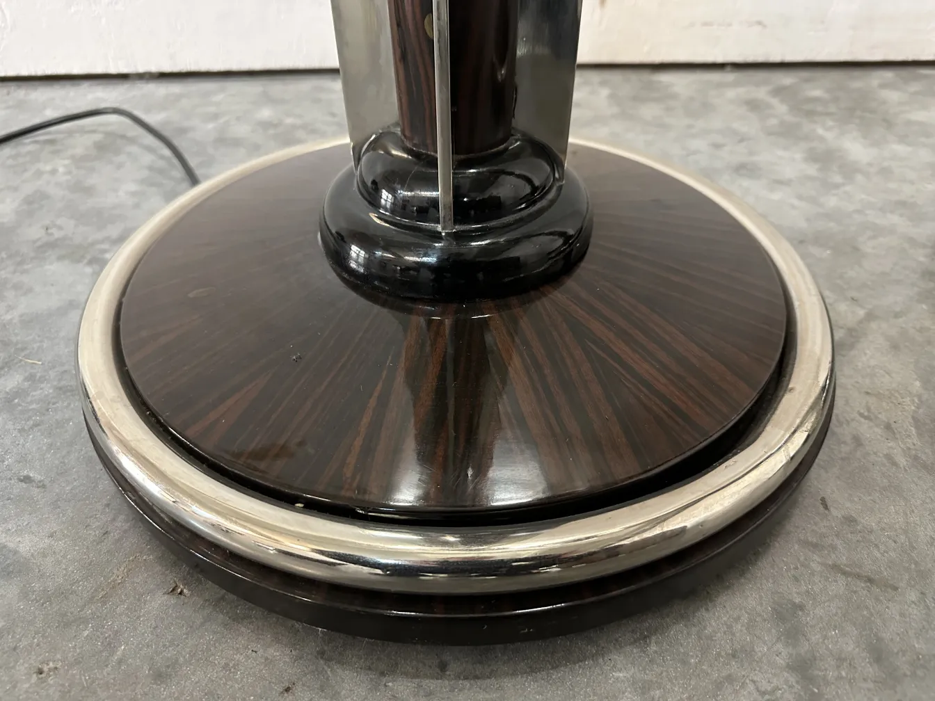 base de lampada de piso antiga com design elegante em ambiente neutro