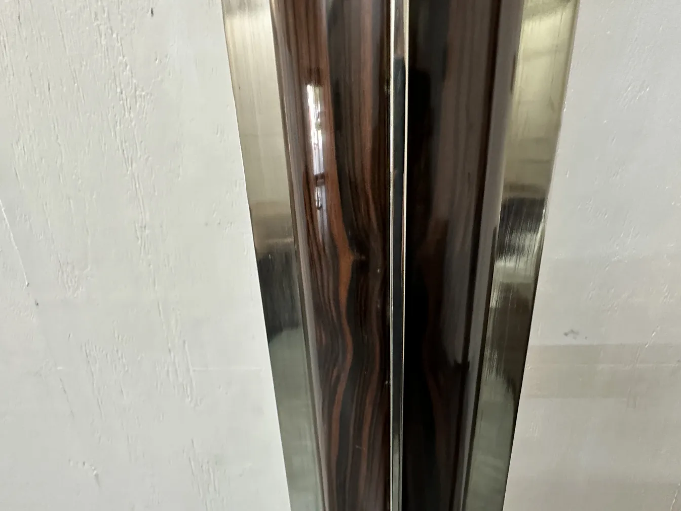 2 lampadaires anciens avec des finitions élégantes dans un cadre simple