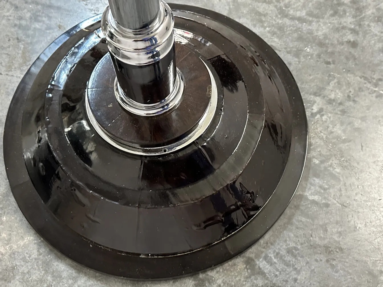 detalhe da base de 2 lâmpadas de piso antigas, elegante e sofisticada