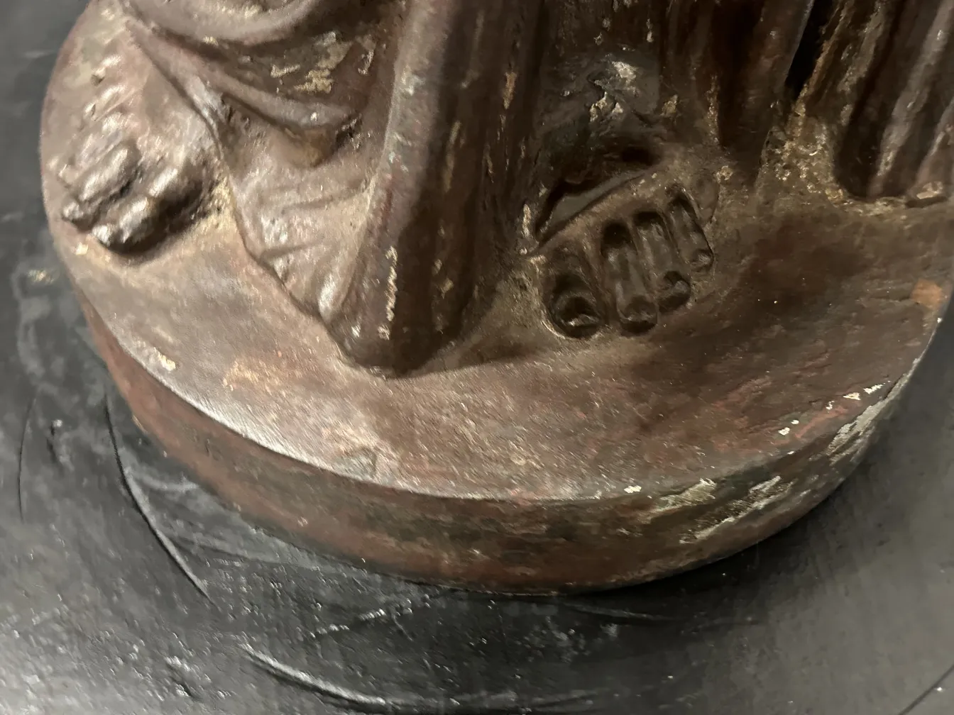 दो प्राचीन फ़्लोर लैंप वैल डी'ओस्ने के साज-सज्जा वाले आधार के साथ