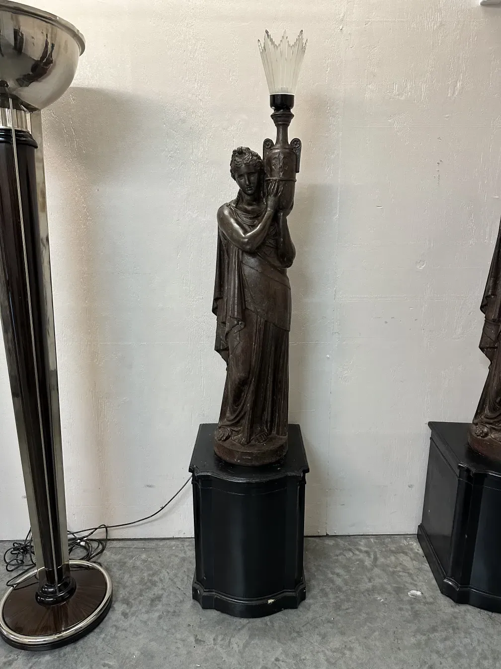 due lampade da terra antiche con design elegante in un ambiente classico.