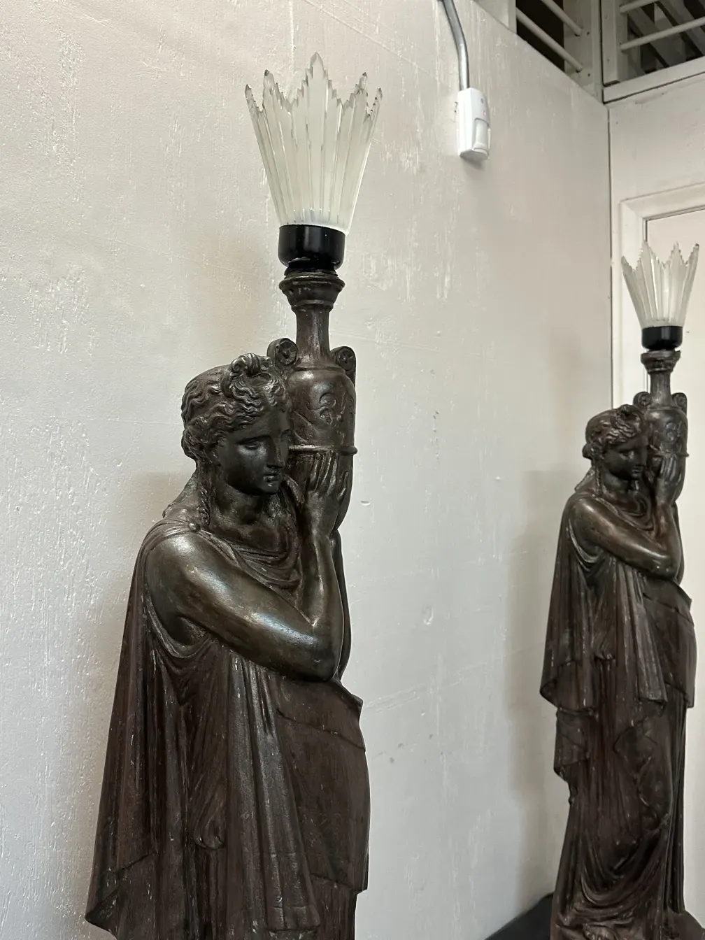 2 lâmpadas de piso antigas de Val D´Osne em ambiente moderno