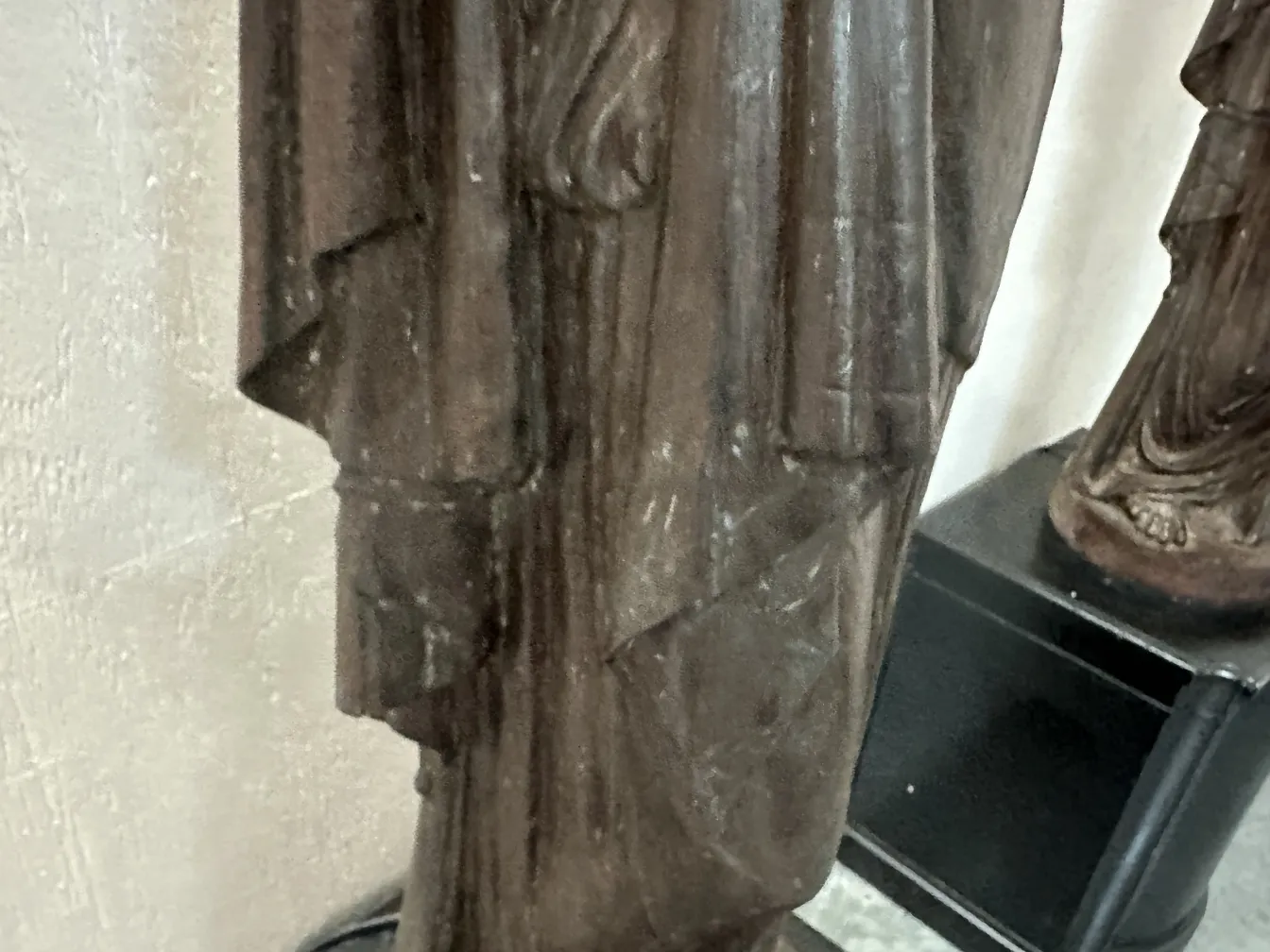 Duas lâmpadas de piso antigas de Val D´Osne em um ambiente simples, destacando detalhes da escultura.