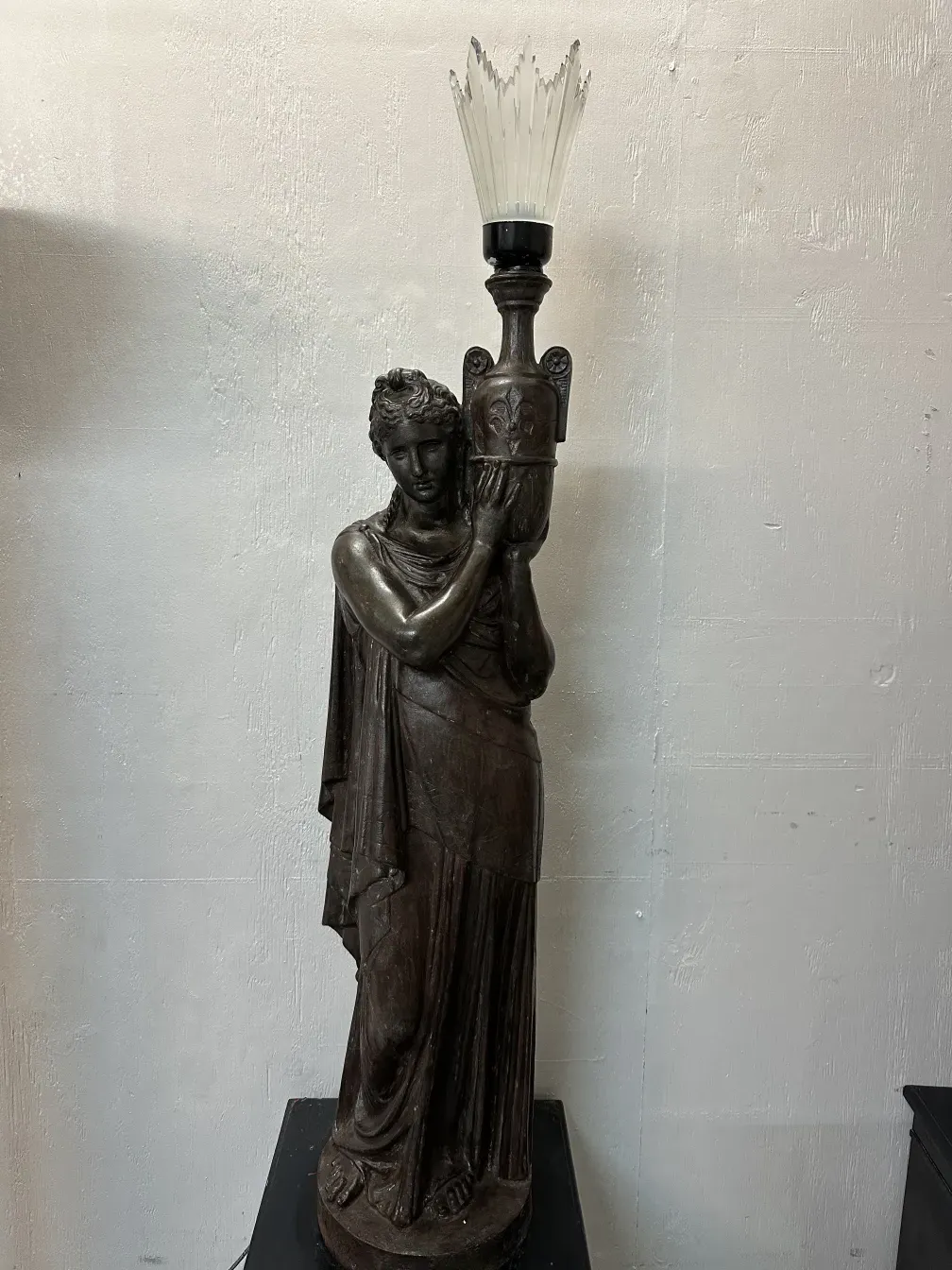 Ancien lampadaire avec base en figure classique