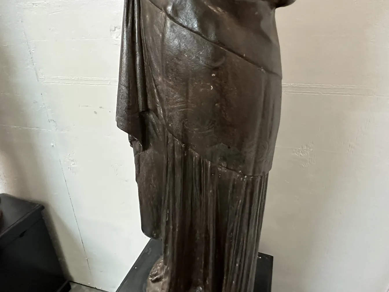 Два антикварных торшера с элегантными деталями в интерьере.