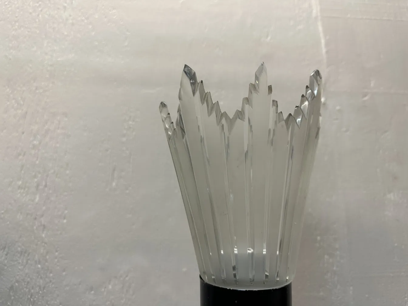 2 lâmpadas de piso antigas, iluminação elegante com design clássico em um ambiente aconchegante.