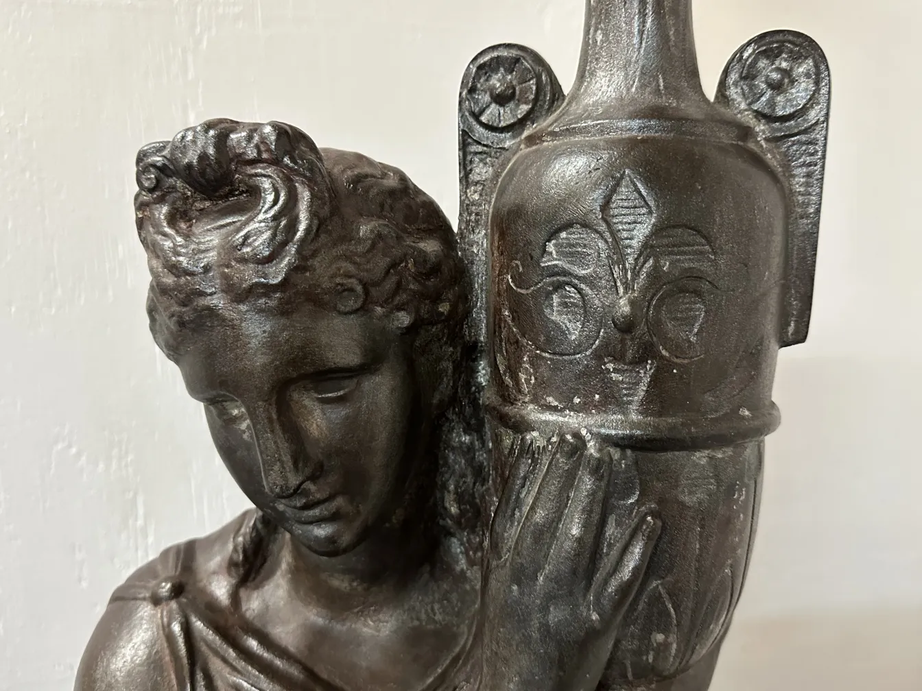 Lampadaire ancien avec figure décorative, val d'osne.