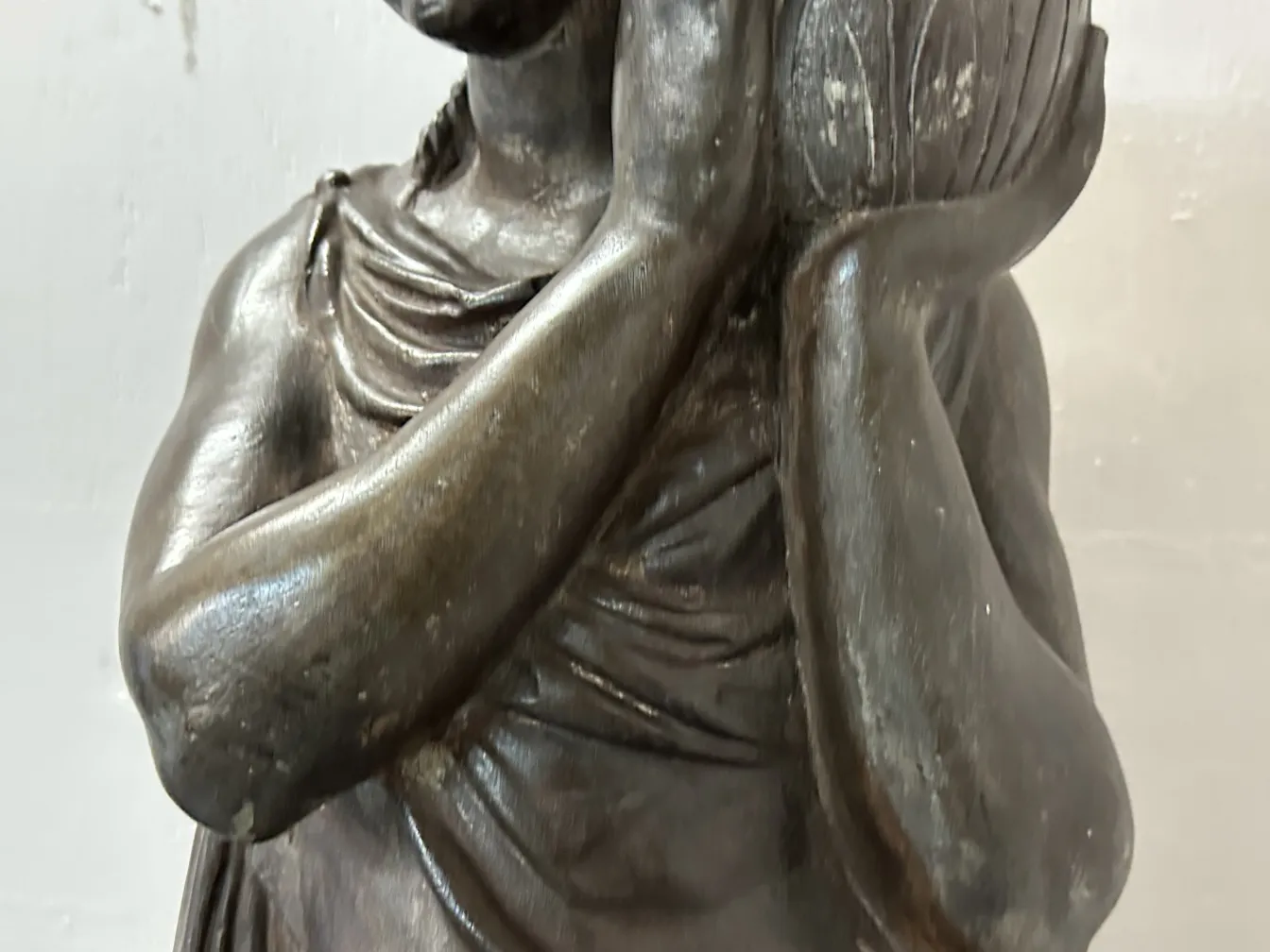 due lampade da terra antiche in un ambiente accogliente