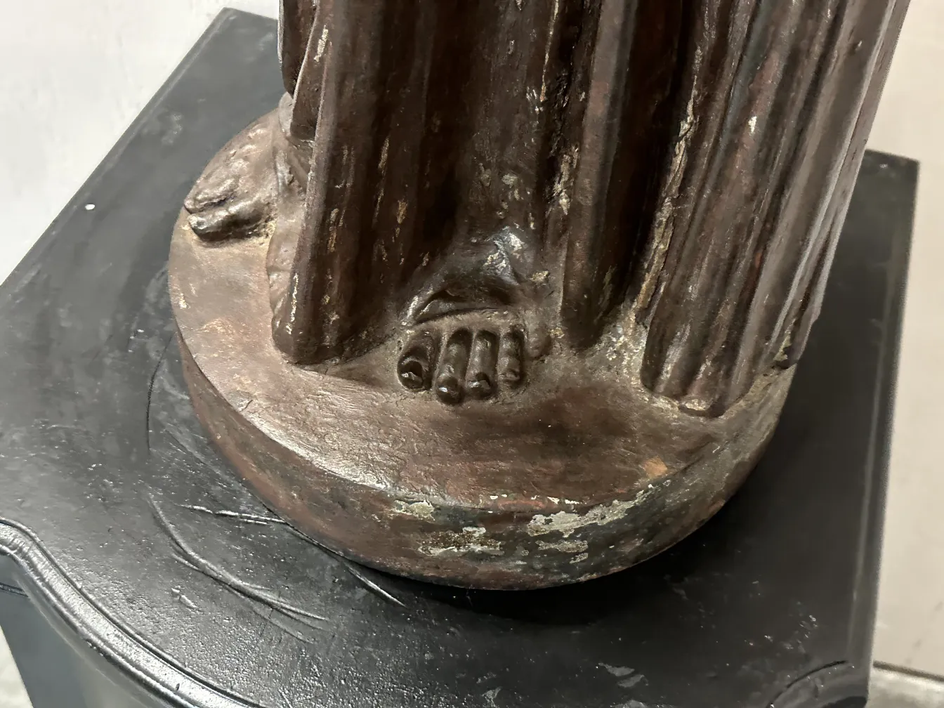 dos lámparas de pie antiguas con detalles decorativos