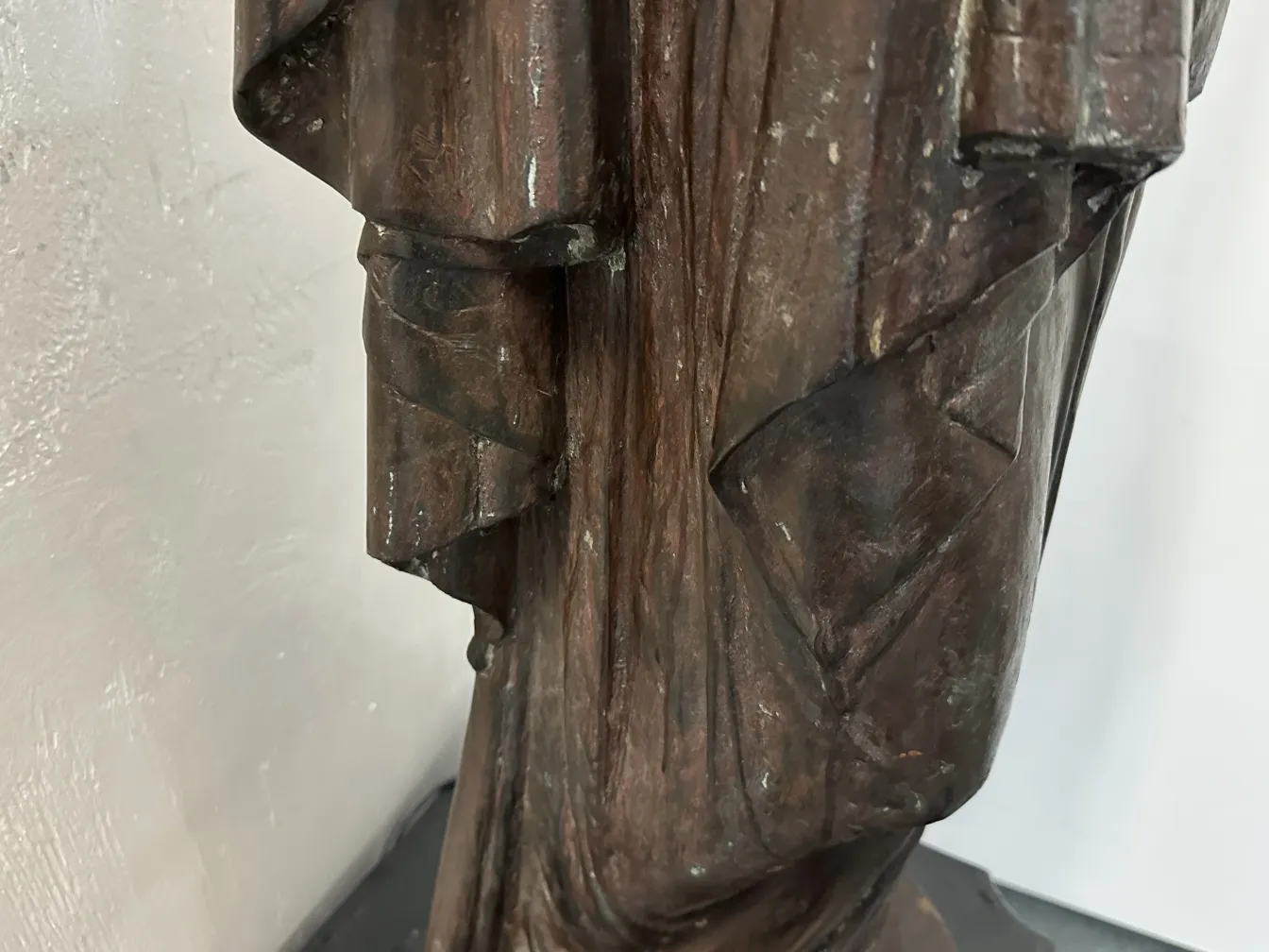 Vista de 2 lámparas de pie antiguas en un ambiente acogedor