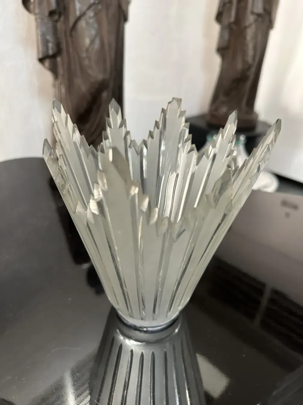 Deux lampadaires anciens de style val d´osne dans un cadre élégant