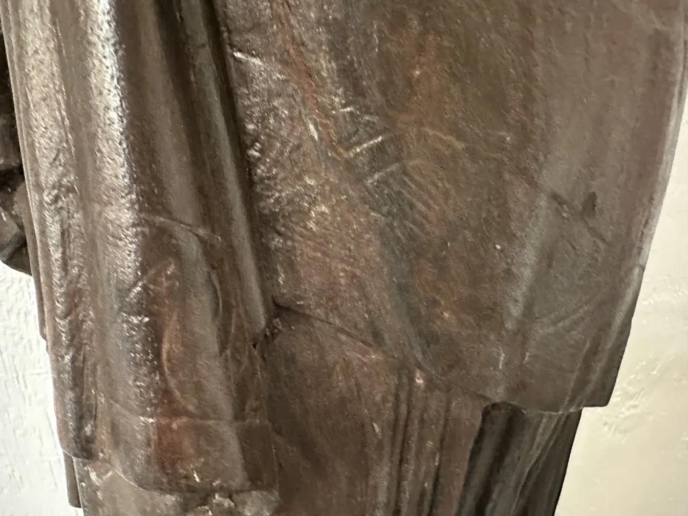 Zwei antike Stehleuchten val d´osne in einer klassischen Umgebung