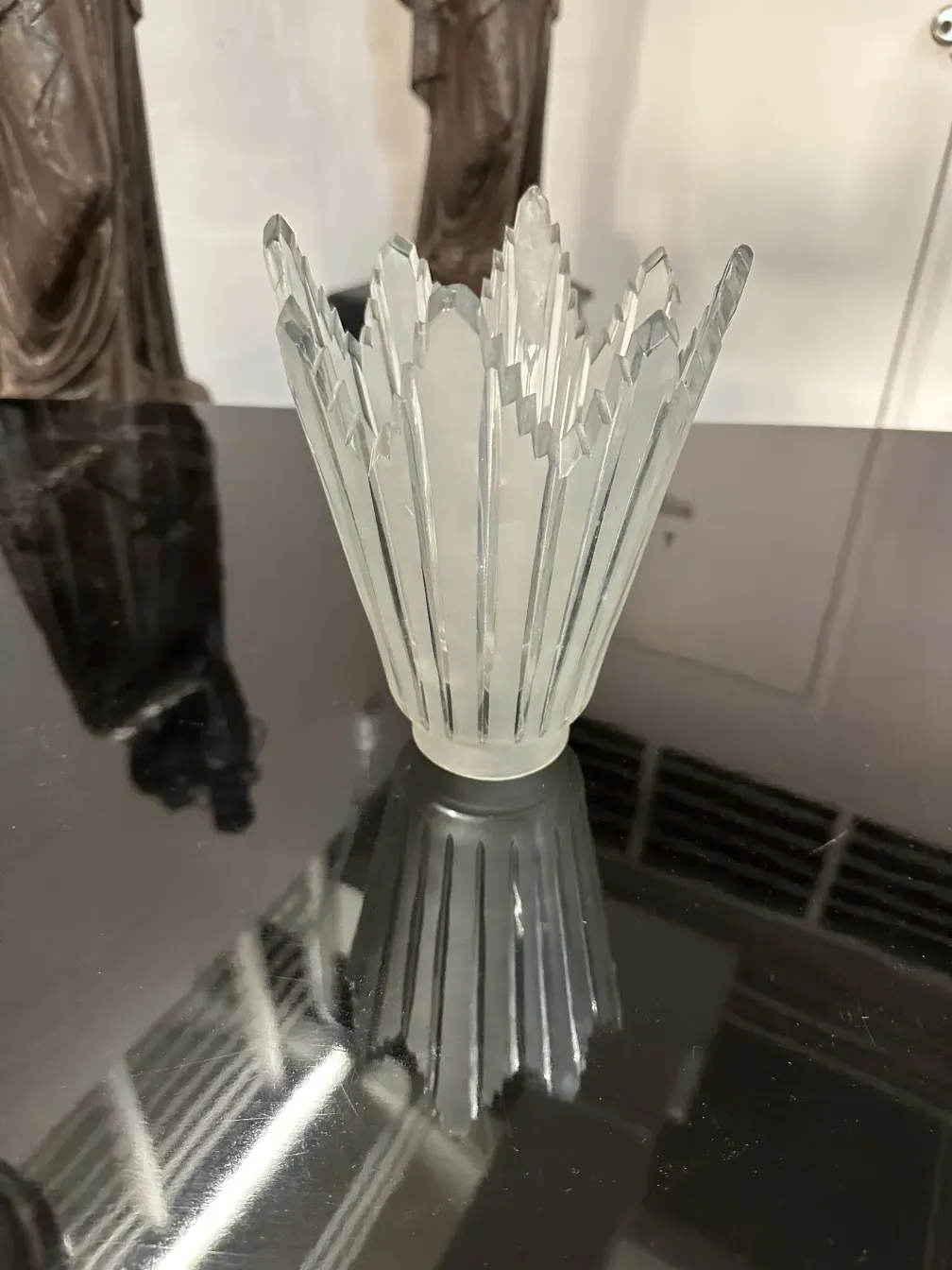 2 lampadaires avec un design unique dans un cadre élégant.