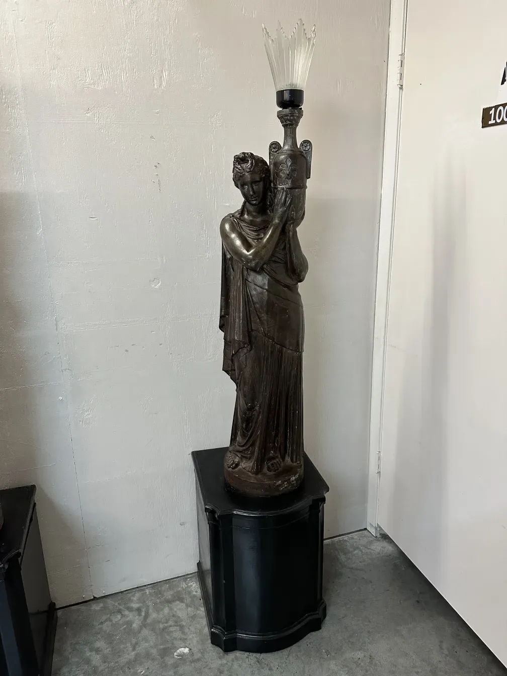 stehleuchte mit figur, die licht hält, antikstil