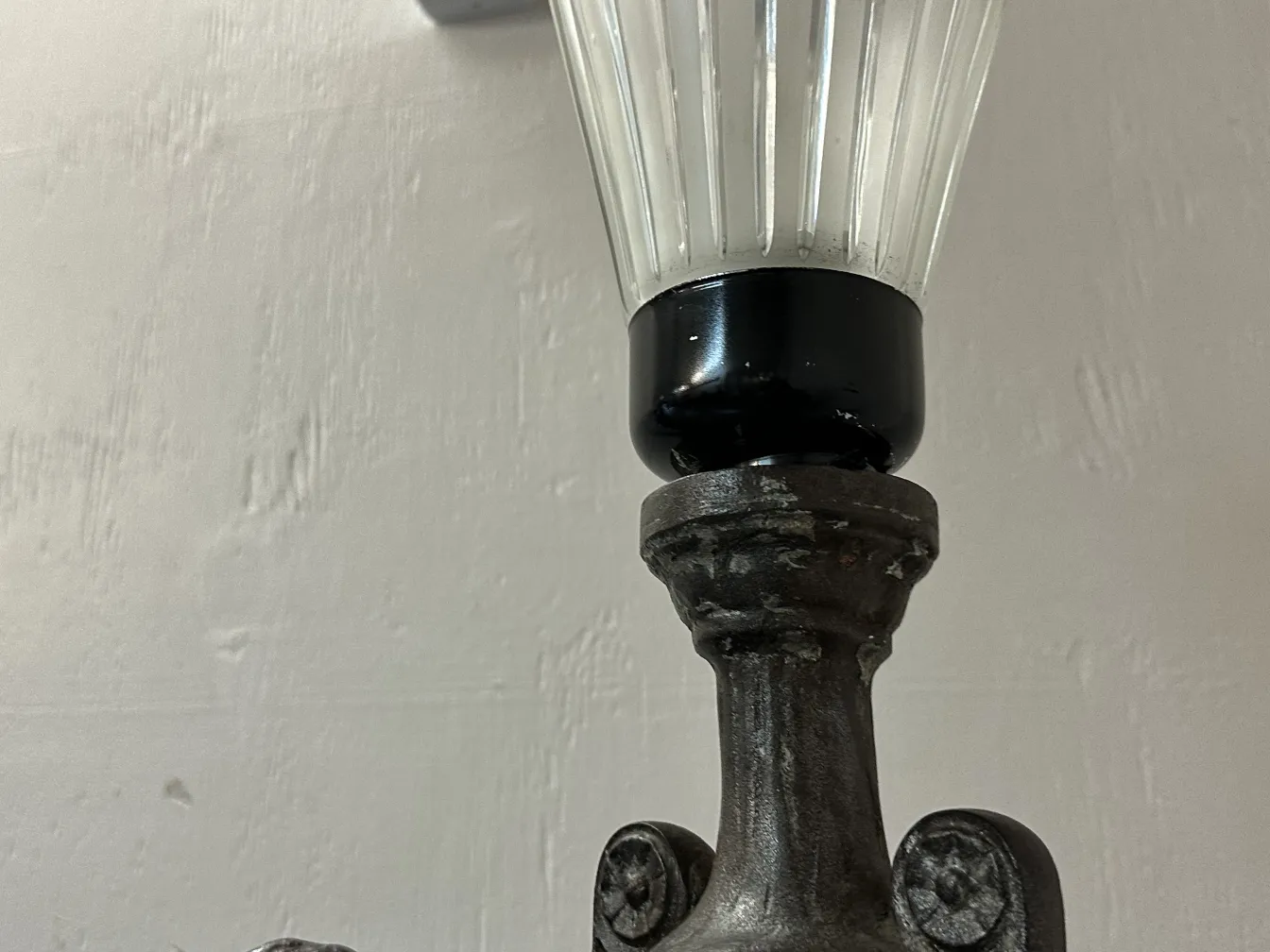 2 lámparas de pie antiguas decorativas val d´osne en ambiente elegante