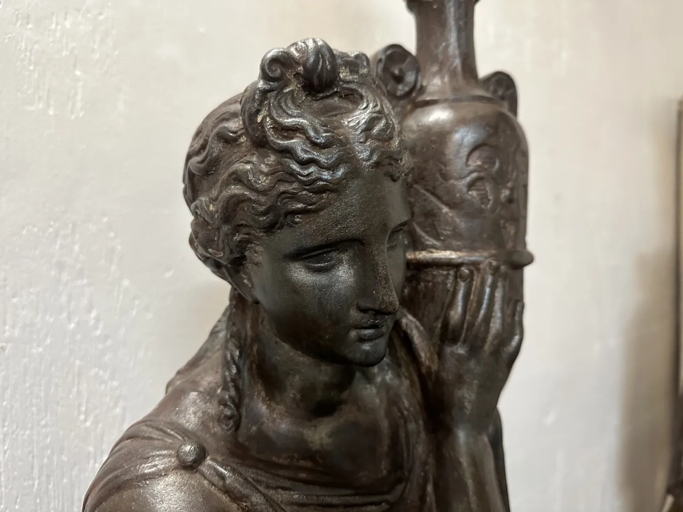 duas antigas lâmpadas de piso da Val D´Osne com detalhes decorativos