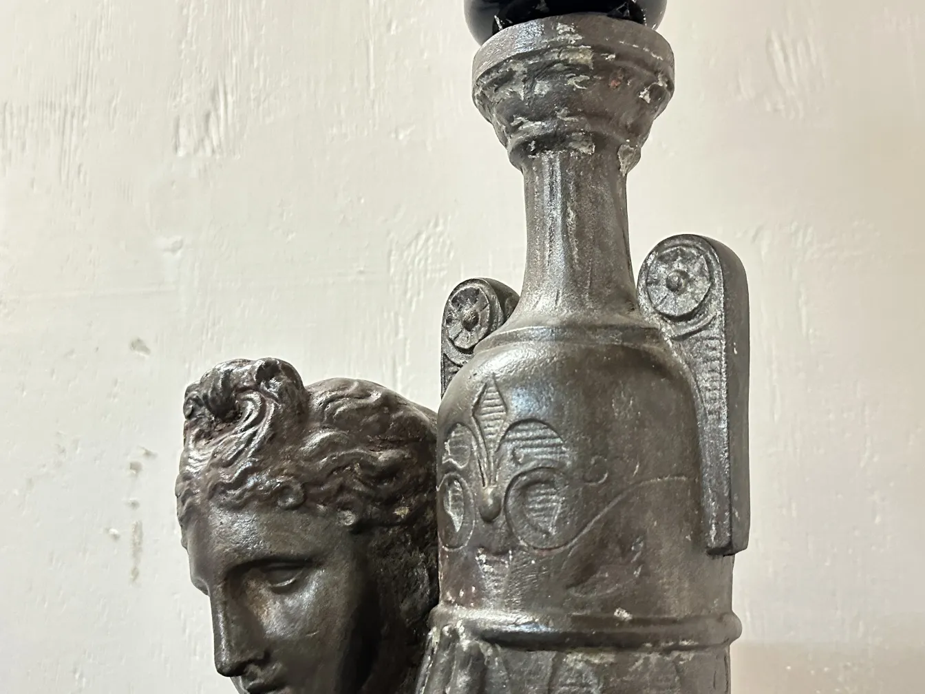 2 antike Stehleuchten von Val D'Osne, mit klassischem Design.