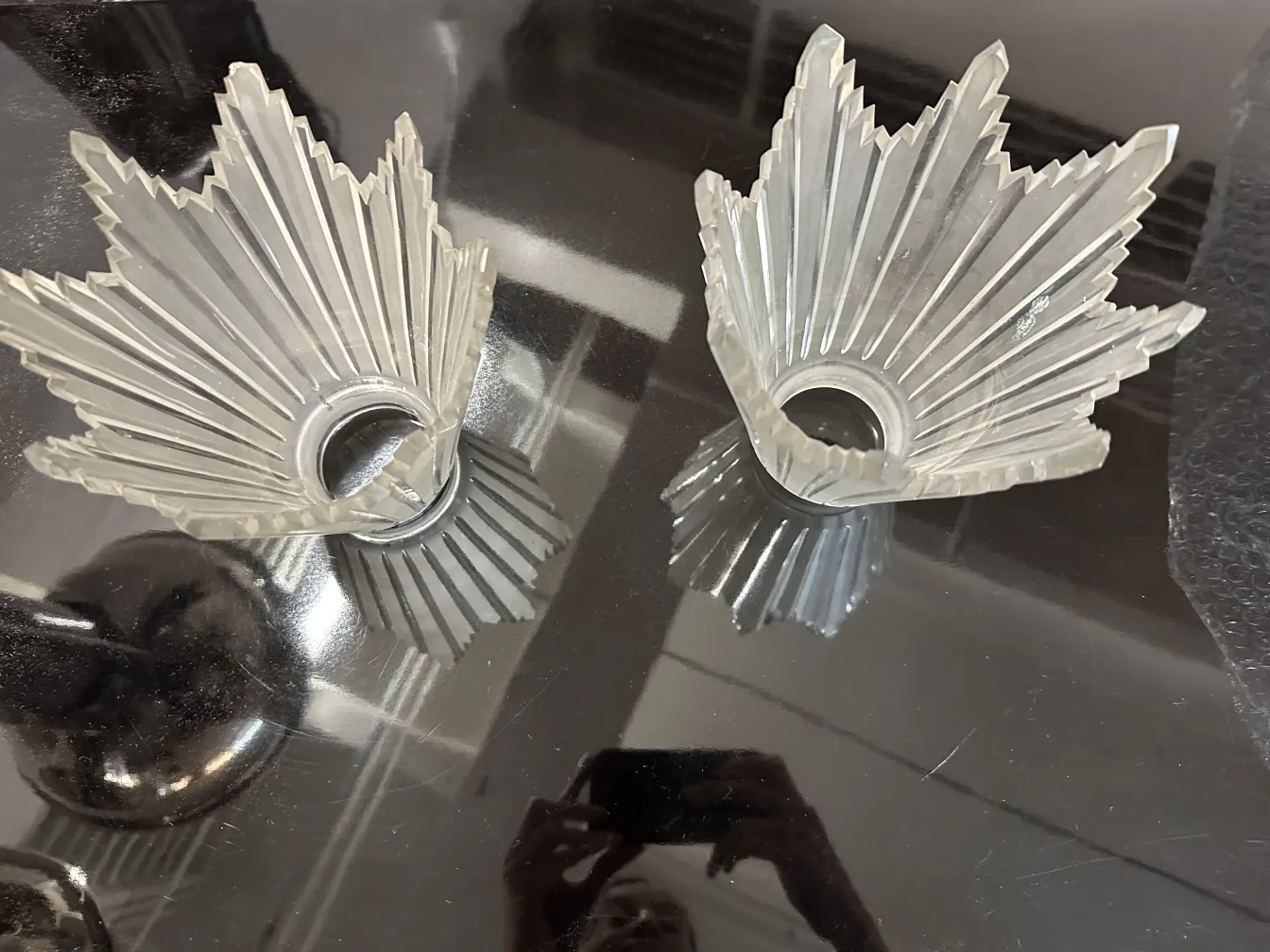 दो पुरानी फ्लोर लैंप का सेट जिसमें शिष्ट और क्लासिक डिजाइन है