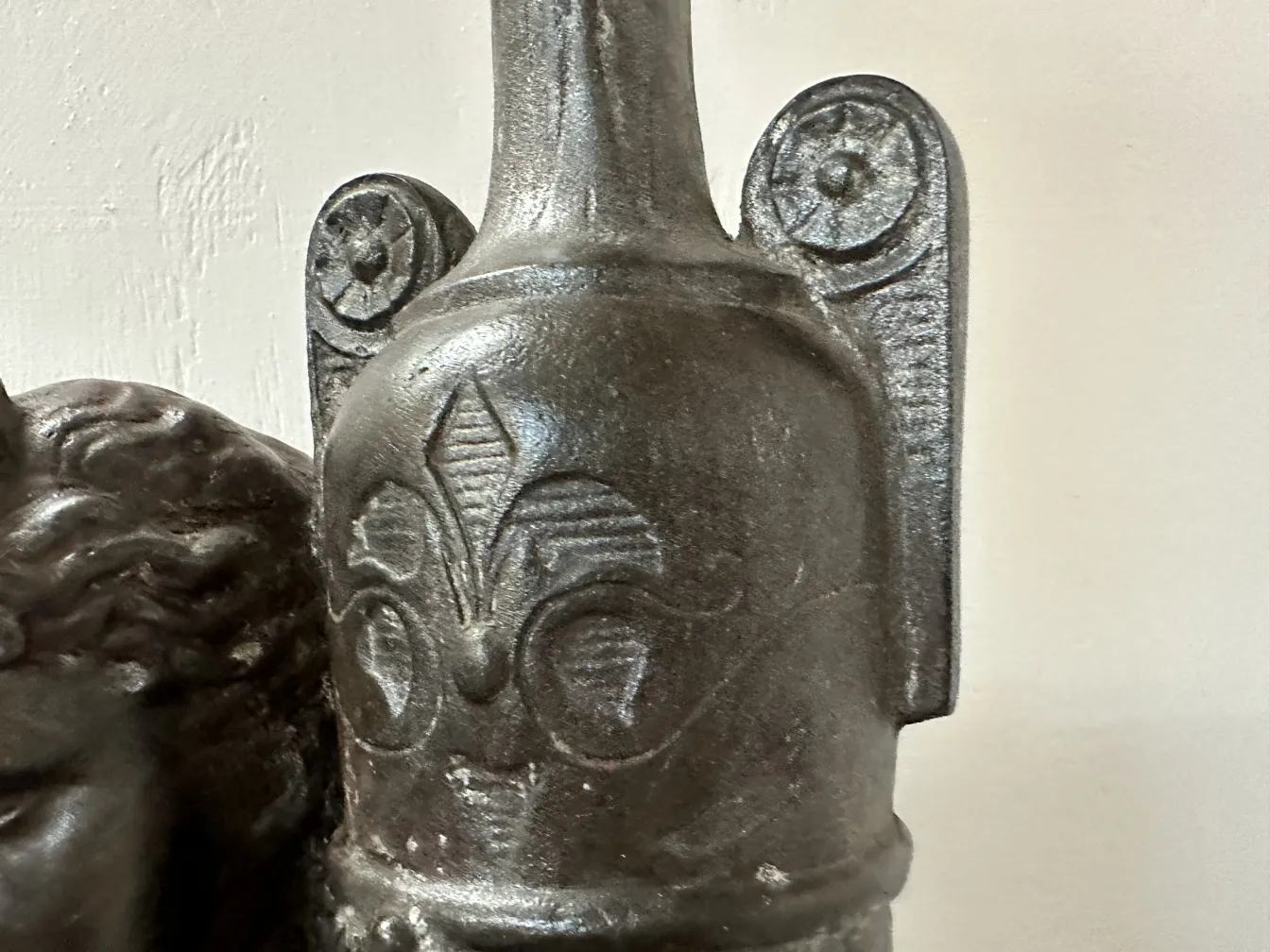 deux lampadaires anciens de Val D´Osne dans un cadre élégant