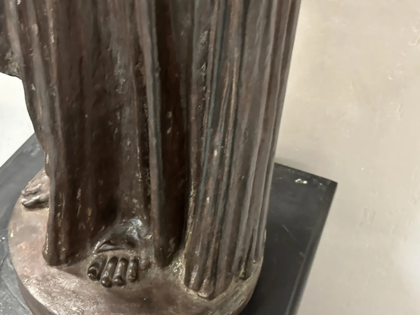 Duas lâmpadas de piso antigas val d´osne em um ambiente elegante