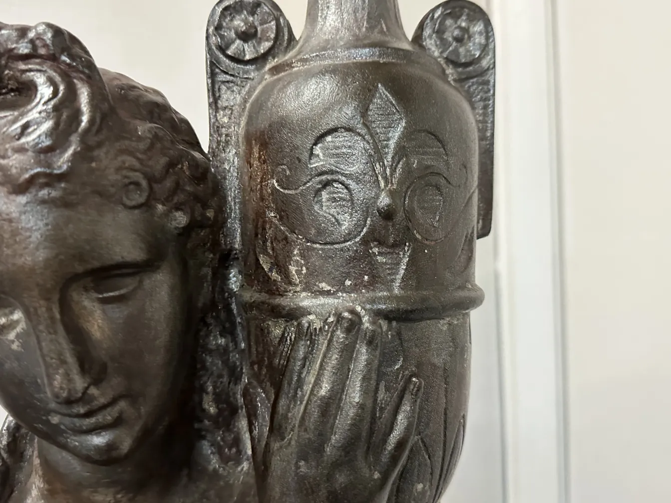 两个具有复杂设计的古董落地灯