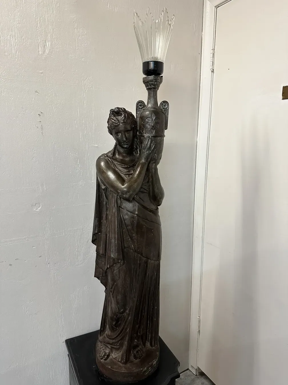 Lampada da terra antica val d´osne con figura che tiene luce