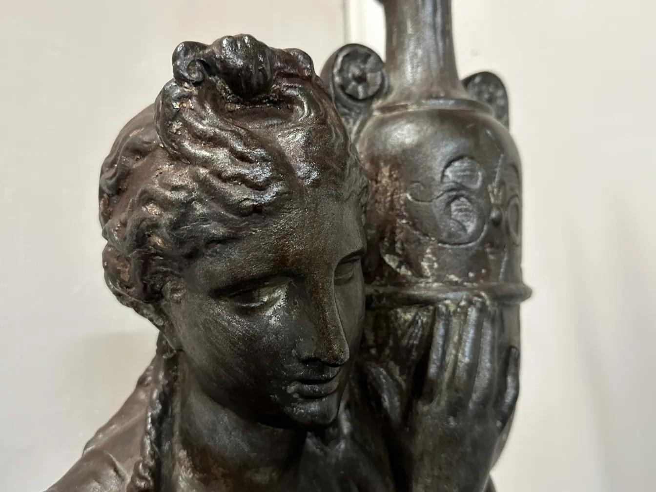 Antike Stehleuchte von Val D´Osne mit kunstvollen Details