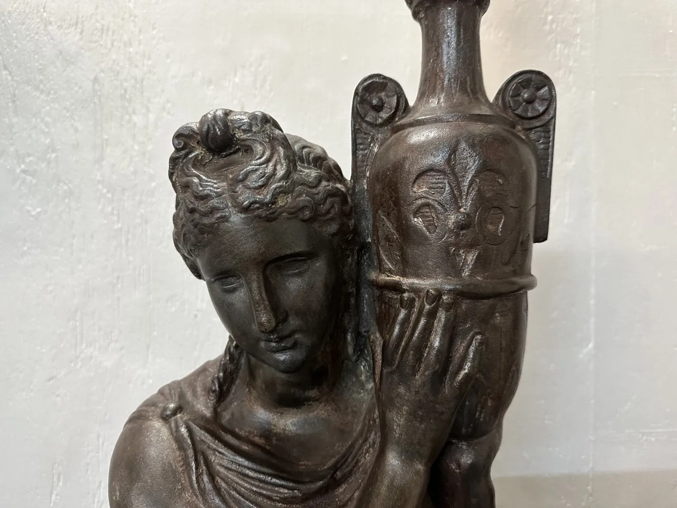 고대 디자인의 플로어 램프 2개가 고전적인 환경에 있습니다.