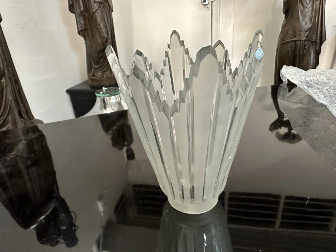 zwei antike Stehleuchten val d´osne in einem eleganten Rahmen