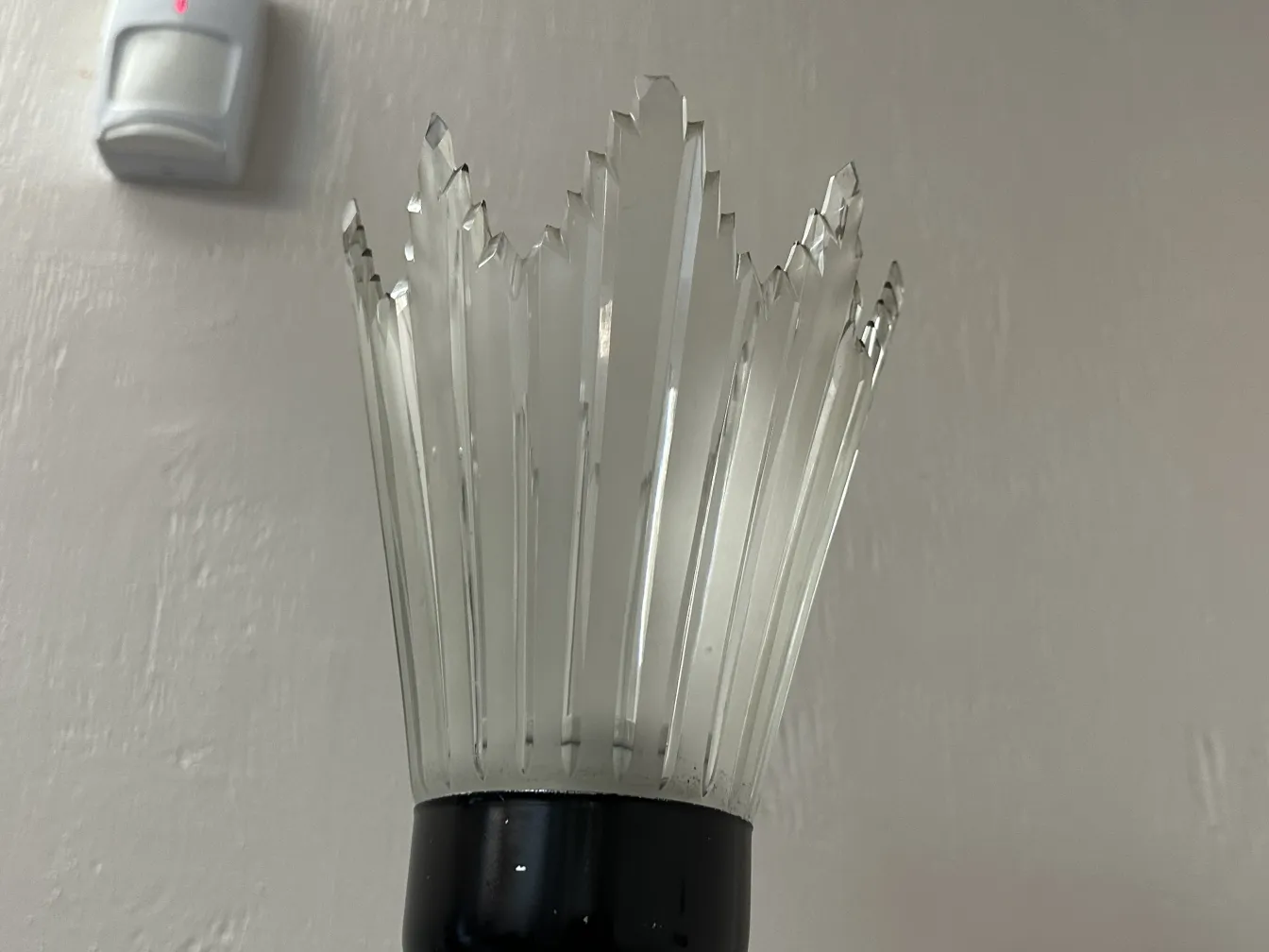 两盏古老的落地灯，设计优雅而闪亮