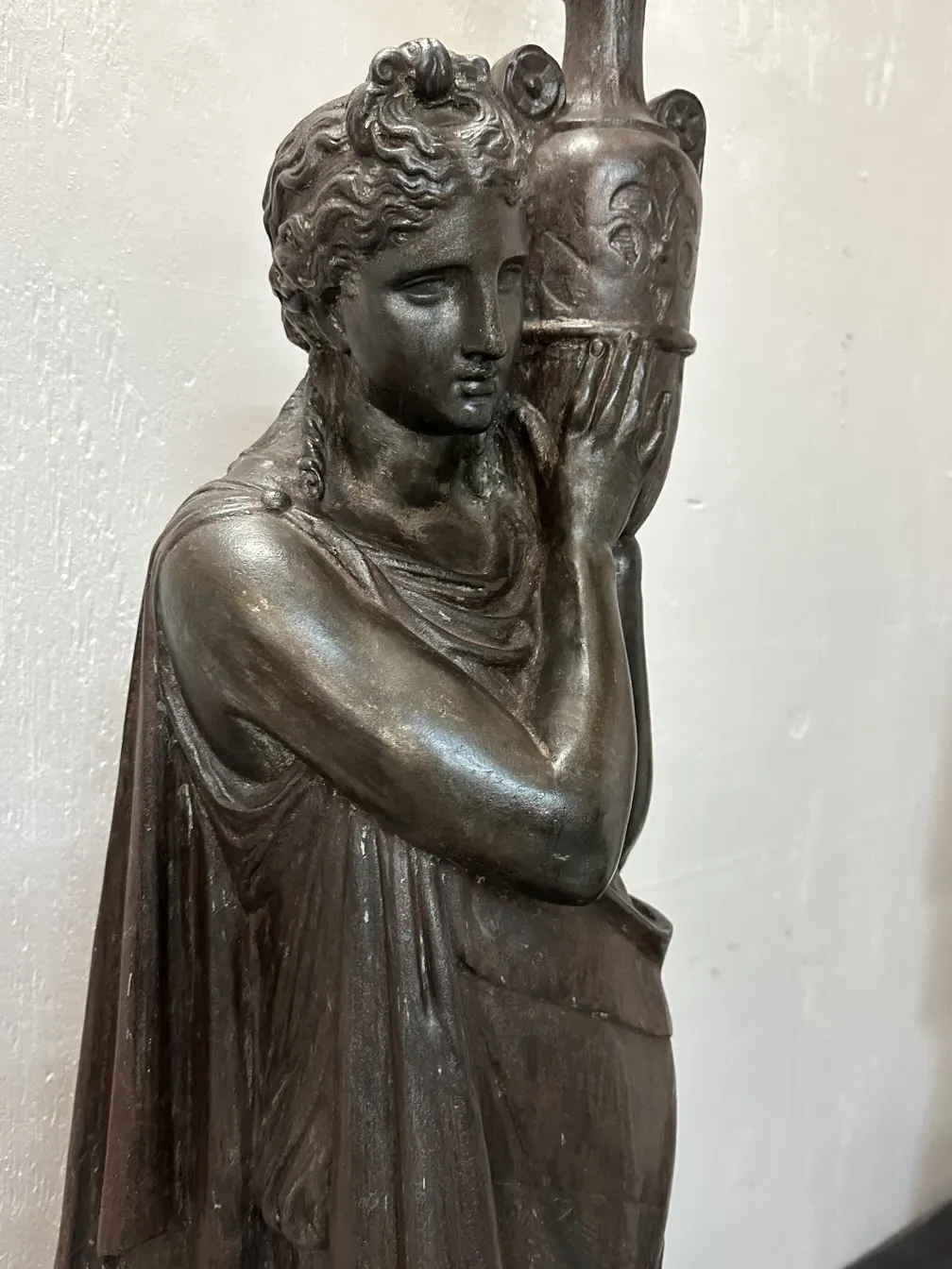 प्राचीन फ़्लोर लैंप जिनमें सजावटी विवरण हैं