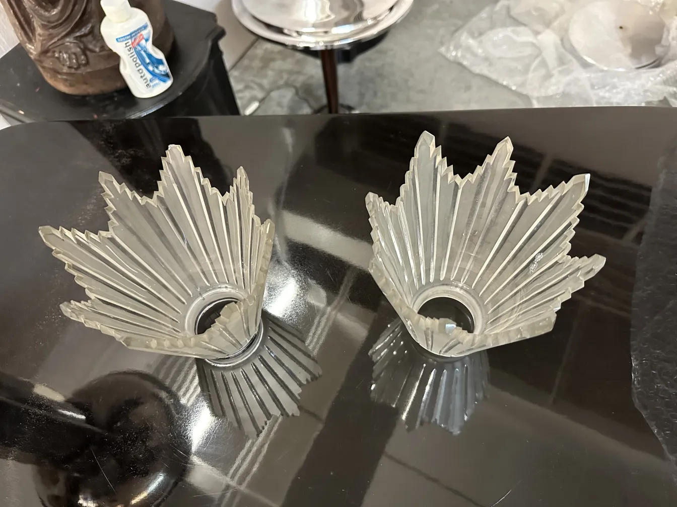 Conjunto de 2 lámparas de pie antiguas con diseño elegante.