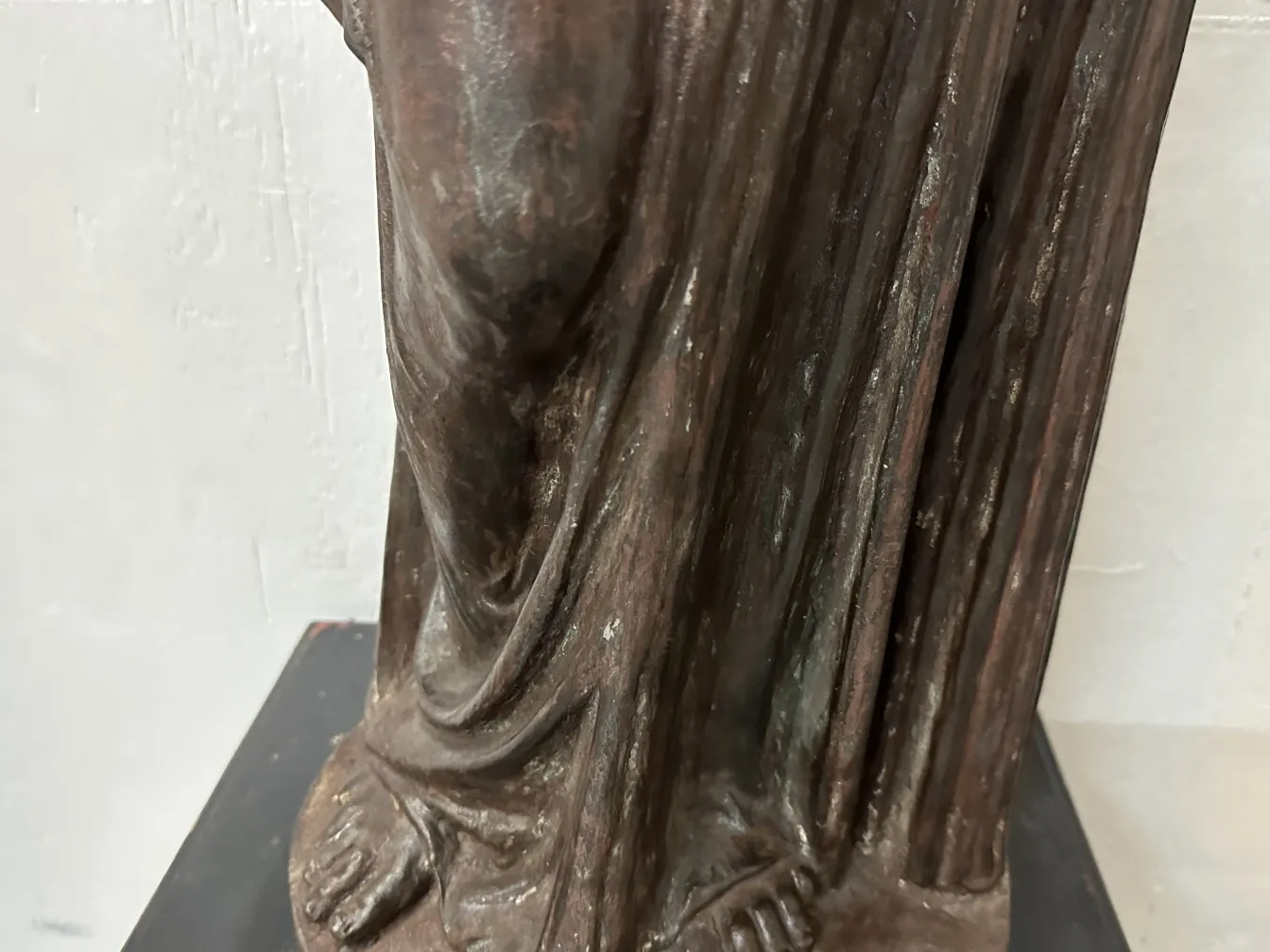 vue partielle de 2 lampadaires anciens dans un cadre élégant