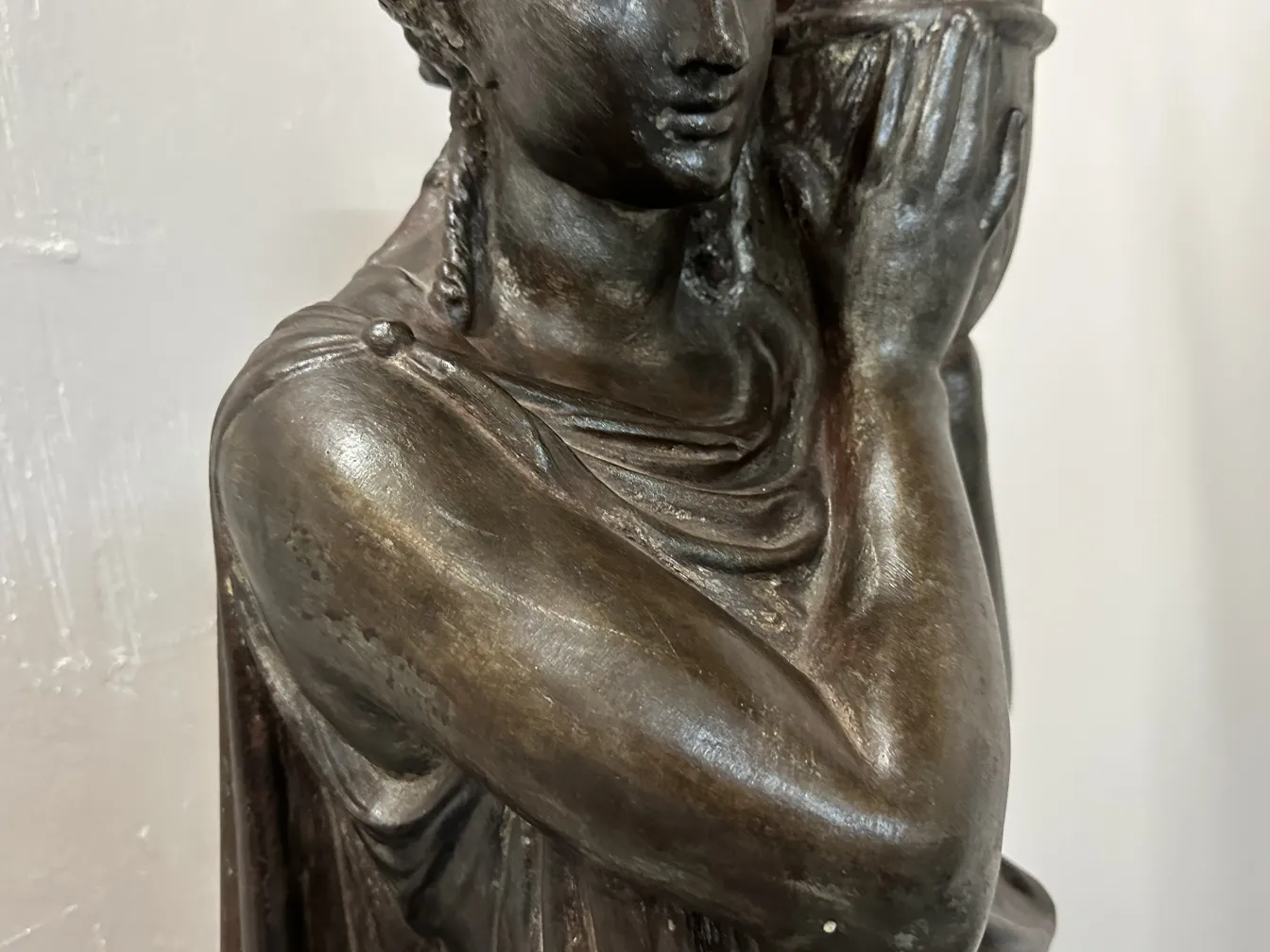 antike stehleuchten mit dekorativer Figur im Hintergrund