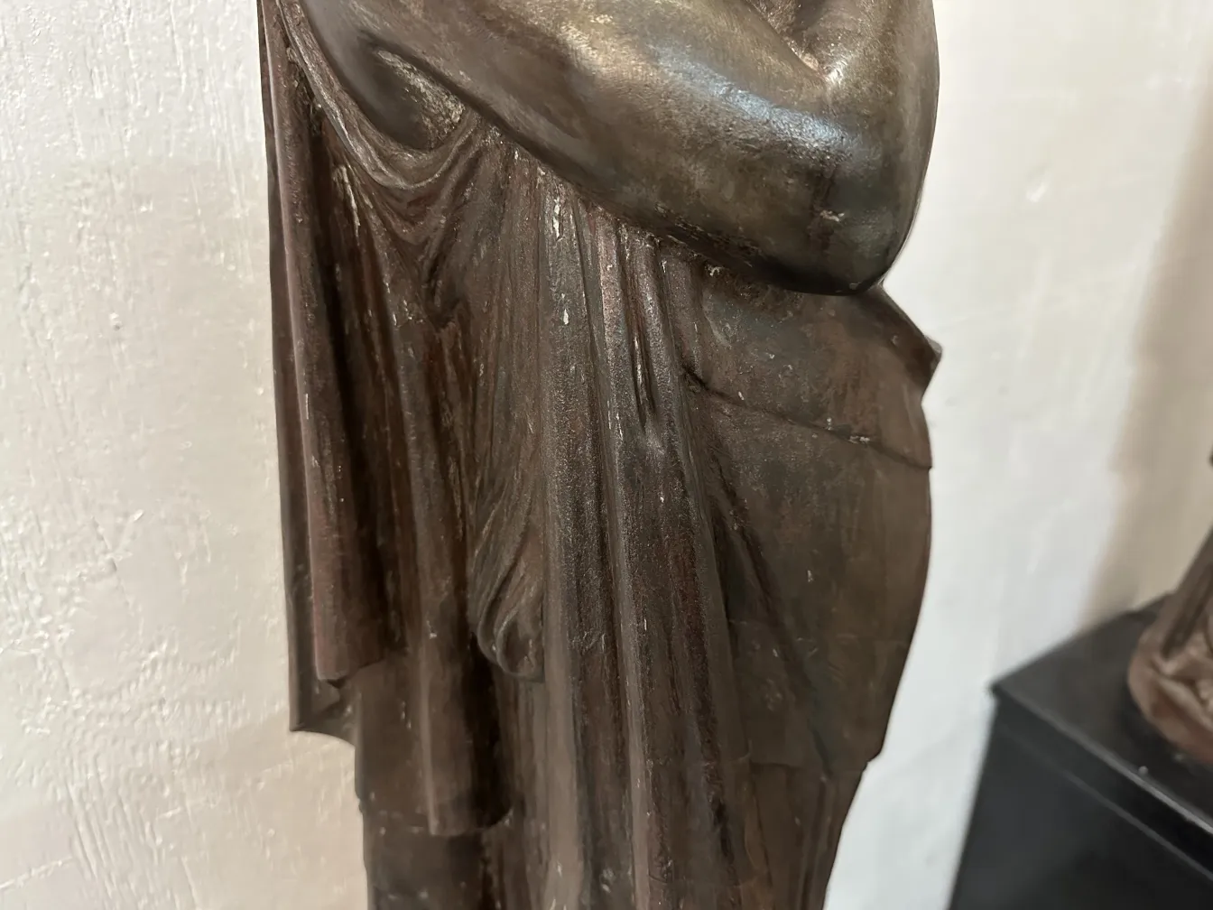 Zwei antike Stehleuchten mit einzigartigen Details in einem klassischen Ambiente.